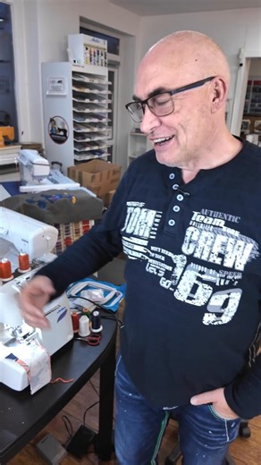 Was ist eigentlich der Unterschied zwischen einer normalen Nähmaschine und einer Overlock? Und warum sehen deine Nähte mit der normalen Nähmaschine oft wellig aus? Ganz einfach: Eine Nähmaschine ist technisch komplett anders gebaut als eine Overlock. 🎥 Schau dir mein ausführlicheres Video auf YouTube an. Kommentiere einfach "YOUTUBE" und wir schicken dir den Link zum Kanal. Bei der normalen Maschine wird der Stoff gestochen und gedehnt – ein Transporteur, zwei Fäden, keine seitliche Führung. Er