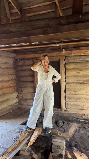 Нетипичный Фермер 🍗🍆🍅 on Instagram: "Встал вопрос, стоит ли продолжать реставрацию этого дома🫣 как кажется сейчас, проще реально снести. Крыша висит в воздухе, стены частично прогнили, фундамент то ли есть, а то ли это мираж))) Короче это был самый тяжелый день в строительстве, тк впервые я засомневалась. Обсудила со строителями фундамент, можно ли его укрепит или лучше не браться за эту работу. А вы говорили что 1,5 млн это много… ну что вы думаете? Продолжаем или строим новый?"