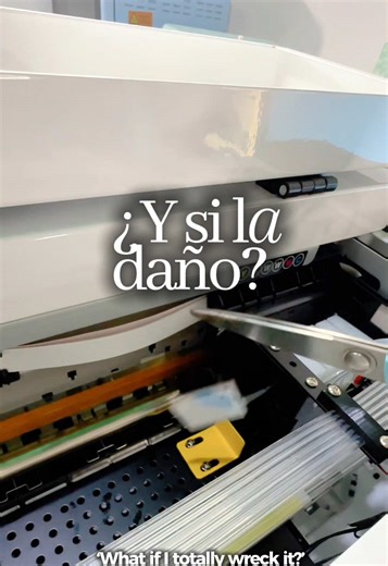 🇪🇸 Este video es para que veas cómo es realmente el proceso de setup de una impresora DTF F13 de @Procolored ✨ 👀 No es difícil, pero tiene sus pasos. Requiere seguir las instrucciones al pie de la letra, ser paciente y no tener miedo de contactar a soporte si algo no se ve como en el manual. ✅ Si no te importa ensuciarte un poco las manos y encargarte tú misma del mantenimiento, esta tecnología te va a cambiar la vida (¡los resultados son otro nivel!). 🚨 Si prefieres algo más “plug and play”