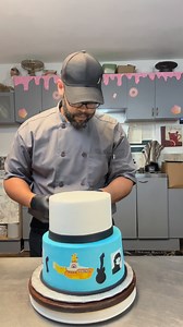 Te muestro lo fácil que es hacer un montaje de dos pisos de bizcocho en frosting con soportes de madera. Utilice las pinzas cutter de Roxy Sweet Tools #Emprendedores #JoylysCakes #ReposteríaConAmor #SueñosQueSubenComoBizcochos | Joylys Cakes