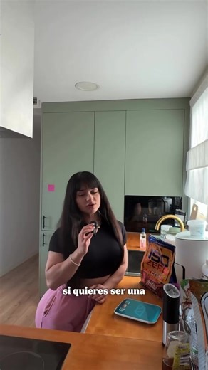 simple crema de arroz con proteína pero especial ✨ romantizando la papilla fit del mundo 🍫 pruébalo y me agradeces después😏 tenéis descuento de todo en el site de @lifepro_oficial y descuento con el código “SARA” para ahorrar 💸 y ganar regalitos en vuestro pedido #fitness #gym #lifepro #protein