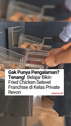 Private Cooking Class Fried Chicken: Dari Resep Hingga Sistem Produksi Private Cooking Class Fried Chicken ini dirancang khusus untuk membantu calon pengusaha kuliner maupun pemilik bisnis yang ingin menguasai resep autentik ayam goreng sekaligus memahami sistem produksinya secara profesional. Peserta tidak hanya belajar teknik marinasi, bumbu rahasia, dan proses penggorengan yang menghasilkan tekstur crispy sempurna, tapi juga diajarkan cara mengatur workflow dapur, manajemen bahan baku, serta 