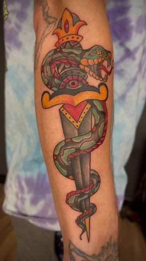Blast from the past! 💥 Paying tribute to the old school with this custom traditional snake and dagger piece for my dude Mike. He’s a quality human and an excellent training partner on the mats too. Been blessed to work with a lot of the team from Black Tie jiu jitsu Clare lately and it’s been a real pleasure honestly. I love the jiu jitsu community so much, a lot of really good people. On that note actually, our coach Brett Sbardella is giving out two $200 Iron Tiger gift cards in January (at t