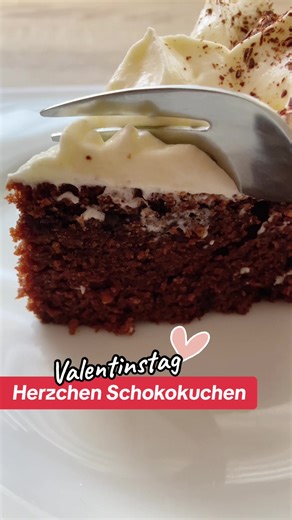 Das einfachste Tassenrezept aller Zeiten! Für einen super saftigen Schokokuchen 😍 In einer Herzchen Springform gebacken, perfekt für den Valentinstag aber auch für eine normale Springform geeignet. Ihr benötigt: 5 Eier 1 Tasse Öl 1 Tasse Zucker 2 Tassen Mehl 1 Tasse Kakao 1 Tasse Mineralwasser 1 Pck. Backpulver Optional: Rum oder Bittermandel Aroma Wenn ich einen normalen Rührkuchen herstellen möchte benutze ich statt Kakao einfach noch eine Tasse Mehl (Insgesamt 3) Einfach alle Zutaten als All
