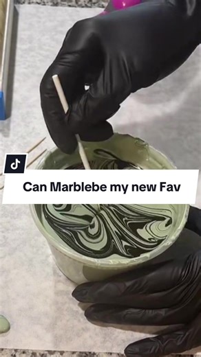 Could this be my new favorite design? That marble swirl is EVERYTHING! Loving how satisfying this technique is. #simplysweetclt #cakepoptutorial #cakepops #LuxuryTreats #cakesicles