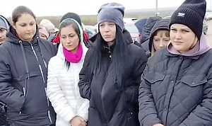 Russia: Wives of conscripts clash with officials