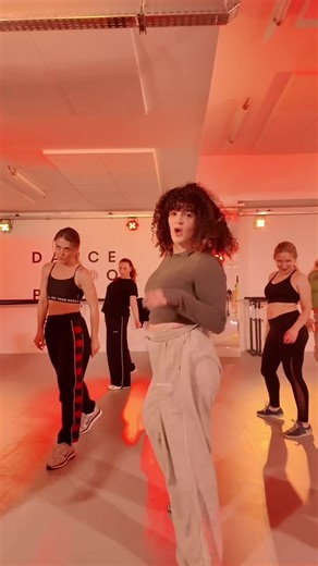 tu veux apprendre à danser en t’amusant ? Les meilleurs cours débutants c’est chez @dancefloorparis !! 🕺🏻🪩 #danse #dance #pourtoi #fyp