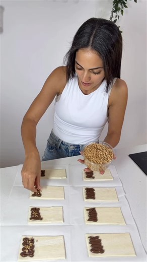 MATAN MOR TORDJMAN on Instagram‎: "מאפה שוקולד מבצק עלים 🍁 אני השתמשתי בשוקולד השחר ואגוזי לוז למילוי מורחים בביצה , סוגרים עם המזלג בקצוות ולתנור על 180 מעלות עד להשחמה 👏🏻"‎