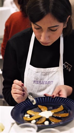 Kess’art | organizzazione eventi on Instagram: "Non avrei mai pensato di sostituirmi alla Pavan… eppure succede 🤣 A parte gli scherzi, questo format vi farà impazzire. ✨ KESS’ART CHEF: una gara stile MasterChef. Funziona così: lo chef Domenico del @danteterlizzi ci guida passo passo su un piatto creato apposta per l’evento. Poi parte la parte bella, la sfida. In coppia, con gli stessi ingredienti e un countdown, cuciniamo lo stesso piatto a modo nostro, con tutta la creatività che abbiamo. E cu