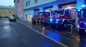 Im Flashmob-Konzert-Video heute bei uns zu sehen: Die Kollegen der Berufsfeuerwehr der Hauptfeuerwache in Döbling. Dankeschön fürs mit dabei sein und das Zusammenhalten! Jetzt während der Corona-Krise, aber auch sonst Tag und Nacht. Besonders dann, wenn‘s „brenzlig“ wird. 👏👏👏 #coronavirus #covid19 #berufsfeuerwehr #wien #fendrich | Stadt Wien