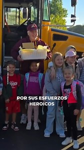 Un autobús escolar con 22 niños a bordo se vio envuelto en llamas, gracias al rápido actuar de una madre y el conductor se pudo evitar una tragedia | El Enigma