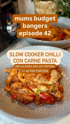 🌶️ Slow cooker chilli con carne pasta 🌶️🤩Recipe 42 of Mums Budget Bangers💾 Save this recipe and make later 💪Calories per portion 488 calories with 43g protein 💰 Cost : £1.40 per portion 🧑‍🧑‍🧒‍🧒Recipe makes 4 portions 🌟Add 350 g of 5% fat mince into a slow cooker along with 700g of passata, 3 teaspoons of garlic purée, 1/2 tsp of chilli purée (leave this out to make recipe milder) and 2 tsps of paprika 1 tsp of cumin and 1 tsp of Chili powder (I used mild). Mix well until the beef is c