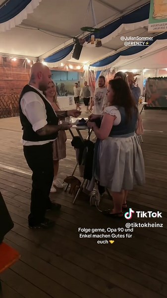 Opa überrascht 20 Gäste mit 100€ auf dem Oktoberfest Karlsruhe