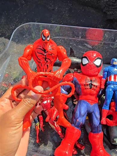 Menemukan Harta Karun Superhero di Pasir