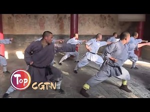 Démonstration de techniques des moines de Shaolin dans la neige