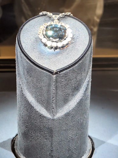 The Hope Diamond - My co-worker and best friend No effects or filters) 💎 #hopediamond #diamonds #smithsonian #museum #travel