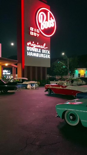 Friday night at Bob’s #bobsbigboy #burbank #classiccars #diner #midcentury