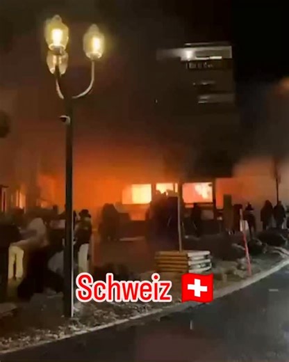 Tragödie in Crans-Montana: Explosion erschüttert Schweizer Skigebiet ​In der Silvesternacht kam es im beliebten Schweizer Skiort Crans-Montana zu einem schweren Unglück. In der Bar „Le Constellation“ ereignete sich gegen 1:30 Uhr eine heftige Explosion, gefolgt von einem Großbrand. Zum Zeitpunkt des Vorfalls feierten dort über hundert Menschen den Jahreswechsel. ​Die Berichte über die Opferzahlen gehen noch auseinander: Während erste Meldungen von mindestens zehn Toten sprachen, berichten lokale