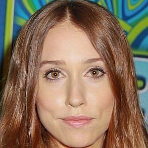 Sarah Sutherland Boyfriend 2026: Dating History & Exes - CelebsCouples