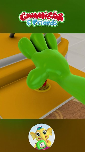Gummy Ruins the Sandwich 😲 #gummybear #trendingshorts #childrenmusic #kidssongs #gangnamstyle