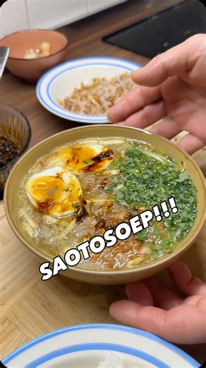 SAOTO SOEP 🍜 Heerlijke Surinaamse saotosoep om deze koude dagen door te komen! Saoto is simpel: trek wat bouillon en serveer met toppings 🤤 Ingrediënten: 4 liter water, 3x kippenbout met vel, 2x citroengras (sereh) stengel, 2stuk laos, 4 cm gember, 3x ui, 5 teen knoflook, 13x pimentkorrel, 2x blok kippenbouillon, 2x blok groentebouillon, 3x salamblad , rijst, gekookte eieren, saoto mix (vermicelli, gebakken aardappel, gebakken ui), taugé, bladselderij, madame jeanette, ketjap sambal #koken #sa