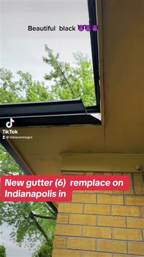 🤔 Worried about your foundation? Say goodbye to those worries with a seamless gutter system installed by #vjconstruction 🙌 💰 Save money in the long run by hiring professionals to install your gutters 🚫 Avoid stress and hassle by letting experts handle the job 🏠 Protect your home from water damage and avoid costly repairs 💪 Trust in our quality workmanship and materials for long-lasting results. . . . . #seamlessgutters #freeestimates #newhomeconstruction #builders #gutters #roofinstallatio