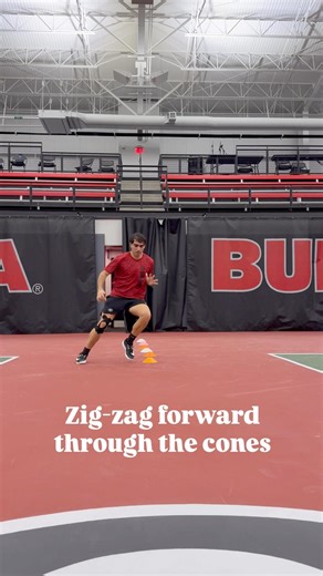 Zig-zag cone footwork. Backpedal to starting point and finish with a sprint. #tennisfootwork #Tenis