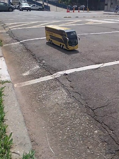 Escala 1.14 do Itapemirim DD G8 com Rádio Controle