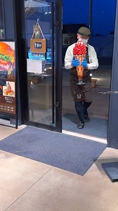 The biggest strawberry parfait in Japan is 9,800 yen per parfait🍓 Made with over 100 strawberries, the parfait is 70cm tall and weighs 7kg, so big that even 5 people would have a hard time finishing it! It is available by reservation only, with only one per day, until around May, when strawberries are in season🍓🍓 ㅤㅤㅤㅤㅤㅤㅤㅤㅤㅤㅤㅤㅤ 📍Ange Frese, Oyama City, Tochigi Prefecture #TochigiGourmet #TochigiCafe #strawberry #japanesefood | Jafun