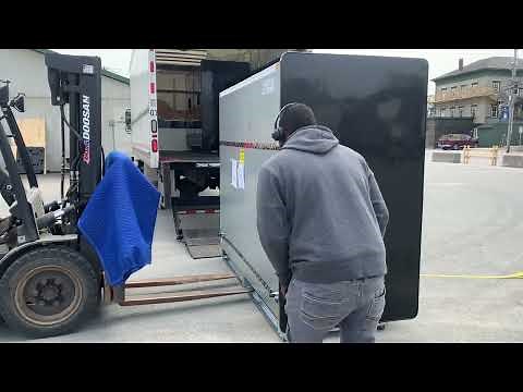 26’ Box Truck | Driver Unload Showcase Using Lift-gate | OTR Box Truck Load | Life Journeys