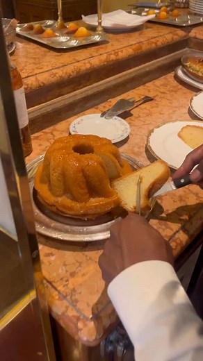 Un bonheur de savarin chez @benoitparis_restaurant 🍽✨ 🍨 Une spécialité et une touche sucrée à ne pas manquer dans cette rolls du bistrot parisien ? L’exquis savarin maison qui fait toujours son effet. ➡️ La recette du succès ? Un gâteau frais et moelleux, imbibé d’un sirop aux agrumes, une épaisse crème mi-montée à la vanille, une lichette (ou deux) d’armagnac signé Delors, le tout saupoudré d’un service gai et complice ! La gourmandise triomphe toujours chez @benoitparis_restaurant 🎥 @benj_b