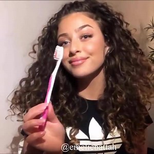 73K views · 181 reactions | Three quick and easy hairstyles, using only bobby pins! Credit: Instagram/@emeliebattah | GLAMOUR UK | Facebook