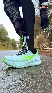 ¿Qué cambia? ASICS Gel‑NIMBUS 28 Mantienen la fórmula de amortiguación FF BLAST con cápsula de PureGEL, pero sobre todo bajan un poco de peso, unos 20 gramos más ligeras que antes, gracias al upper retocado más transpirable y suela ASICSGRIP con el caucho rediseñado. Suaves, estables y pensadas para correr sin pensar en nada más. ADN Nimbus. #asicsrunning #ASICS #asicsgelnimbus28 #asicsnimbus #running correr | Palabra de Runner