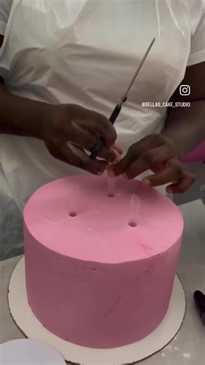 The Cake Shop | The Wedding Cake Specialist on Instagram: "Highlights of 2025 #grateful #gratefulheart #gratefulbaker #bellascakestudio #cakesofinstagram #cakedecorating #ongwediva"