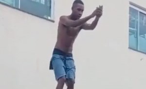 Vídeo: Jovem faz ‘salto mortal’ e fica com a cabeça machucada na piscina