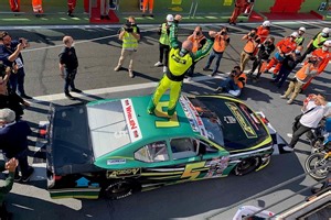 Jacques Villeneuve vainqueur pour la première fois en NASCAR !