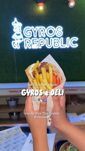 At this new Greek deli on Ceintuurbaan, you’ll find a hidden gyros bar named Gyros Republic tucked away at the back. They serve authentic Greek gyros in several styles, including classic pita wraps, sandwich-style skepasti, gyros kapsalon (highly recommended), gyros salad, or full plates. You can choose from a variety of toppings like chicken, chicken souvlaki, pork souvlaki, kebab, and even vegan gyros. All dishes are finished with homemade sauces and Greek herbs imported directly from Greece f
