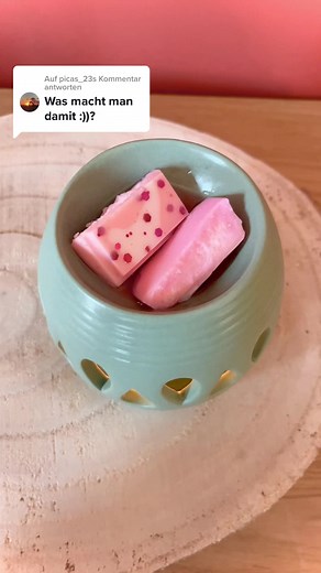 Antwort auf @picas_23 Versprochen ist versprochen! 😊 In dem Video zeige ich wie man die Snap Bars verwendet. Das Wachs schmilzt und der Duft verteilt sich im ganzen Raum! Ich verwende eine Duftlampe mit Teelicht. Es hat etwas beruhigendes, oder? 😅 #candle #waxmelts #snapbar #geschenkidee #sommervibes #smallbusiness #etsyshop