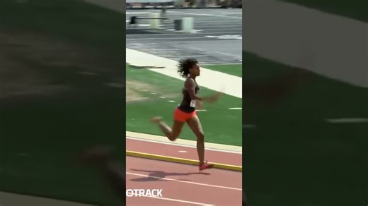 I can't believe this runner's tactic! 🏃‍♀️💨