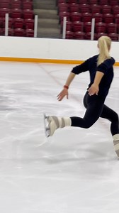One foot axel drills are fantastic to help with a very common error on the jump. Come join our kids or adult classes to find out how each of our drills matches specific common errors on the ice. Our class doesn’t fit your time or timezone? No problem, we have classes, tutorials and workouts for every level of skater on our brand new FLEXAFIT edge platform. Subscribe today with the link in the bio. #flexafit #figureskaterfitness #adultfigureskating #inlineskater #officetraining #iceskating #figur