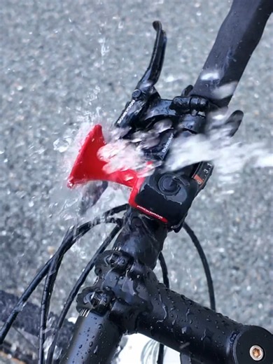 IPX4 spritzwassergeschützt. Zuverlässig bei jedem Wetter. Das komplett versiegelte Gehäuse trotzt starkem Regen, Matsch und Spritzwasser problemlos. Diese Hupe funktioniert auf Knopfdruck immer zu 100 % – egal, wie ungemütlich das Wetter draußen wird. 🌧️🛡️ #SummerSale #fyp #WirSchwimmenInAngeboten #BikeTok #Fahrradklingel #bikebell #IPX4