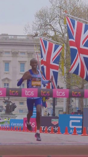 Kelvin Kiptum Breaks World Record at 2023 Chicago Marathon