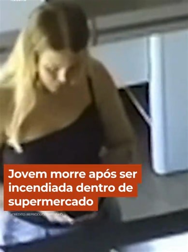 Um caso grave chocou moradores de Delfinópolis, no sudoeste de Minas Gerais, no último sábado (18). Uma jovem, de 24 anos, foi atacada dentro de um supermercado no distrito de Olhos d’Água, onde trabalhava como caixa. A agressora, uma mulher de 18 anos, jogou álcool e ateou fogo contra o corpo da vítima. Ela foi socorrida inicialmente para um pronto atendimento da região, mas devido a gravidade dos ferimentos, não resistiu. A motivação do crime pode ter sido ciúmes. 👉 Continue acompanhando as i
