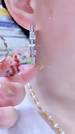 This simple hoop earring is a perfect match for your hair! It flatters your face shape, #hoopears