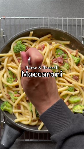Ein einfaches Gericht was jeder hinkriegt und was Mega lecker schmeckt 😍 Speicher dir das ab und probiere es aus 📍 Zutaten: -1/2 EL Olivenöl -200g Bacon -1 Zwiebel -1TL Knoblauchpulver -1TL Zwiebelpulver -1TL Paprika -1/2 TL Chilliflocken -Salz & Pfeffer -100g getrocknete Tomaten -4 Knoblauchzehen -2 EL Frischkäse -200ml Sahne -TK Brokkoli -250g Maccaroni Lasst es euch schmecken 🥰 #maccaroni #bacon #broccoli #schnellerezepte