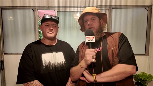 Vanaand bring Jack Parow & Biggy ongelooflike vibes by Jolly Dolphin - JBay Rocks! Kom beleef vanaand ’n aand vol energie en onvergeetlike vibes in Jeffreysbaai wanneer Jack Parow terugkeer na JBay Rocks! Laasjaar se vertoning was ’n knallende sukses, en hierdie jaar beloof dit net nog groter te wees. Hy word ge-join deur Biggy, wat die energie nog verder gaan opstoot en die gehoor op hul voete sal hou. Biggy speel 21:00 Jack Parow speel 22:00 Kaartjies is beskikbaar op Howler. Inwoners sowel as