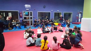 Nos éducateurs expérimentés encadrent vos petits bouts de choux au cours de séances de 2 à 3 heures de psychomotricité partagées entre apprentissage et amusement.Les courses d'obstacles les stimuleront. Les activités créatives éveilleront leurs sens. Et les activités de groupe, les collations et les activités spéciales leur donneront l’occasion de se faire des amis et de développer leurs aptitudes sociales. Le tout dans un environnement sécurisé, non-compétitif et épanouissant. Avec The Little G