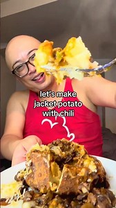 Who doesn’t love a jacket potato with chili? Comforting and satisfying 🔥