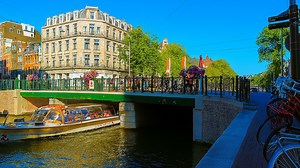 Ein entspannter Morgenspaziergang entlang Amsterdams berühmter Grachten