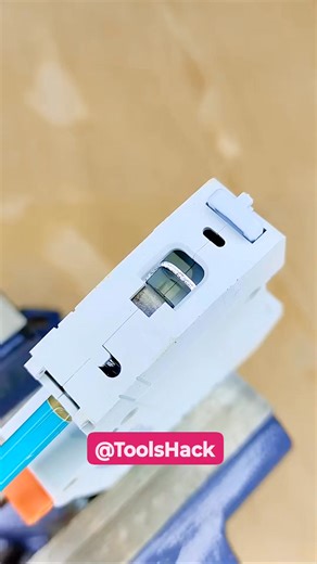 Electricians won't show you this How to easily and reliably connect a wire to a switch 🧑‍🔧🔧🔩⚒️💡✅ . . . . . #reelsfb #toolstour #5minutescraft #dailylifehack #tooltips #woodworking #DIYTools #lifehacks #tricks #DIYprojects | Tools Hack